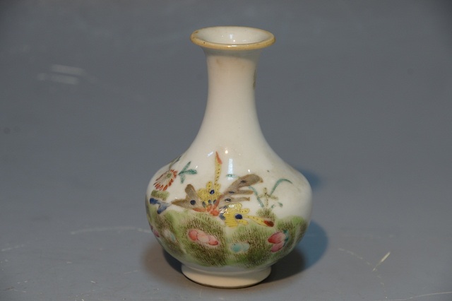 蝴蝶花卉纹粉彩玉壶春瓶