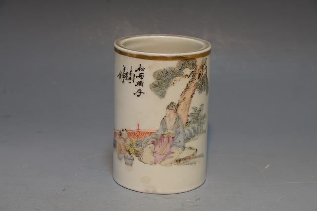 松菊犹存粉彩笔筒