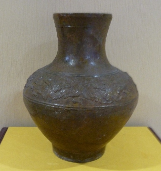 Hunting Scene on a Green-Glazed Pottery Vase · Han Dynasty