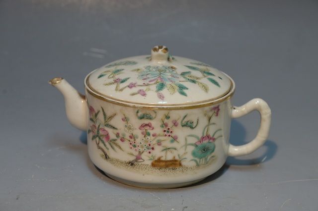 Floral pattern depicted golden ginseng pot