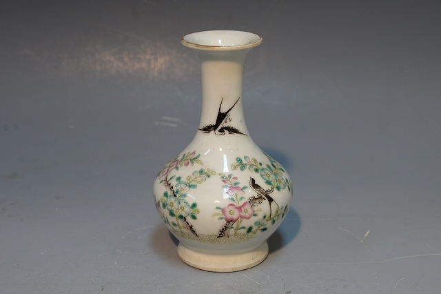 Peach blossom swallow jade pot spring vase