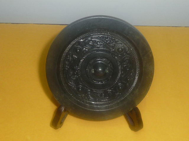 Four breasts and four silk pattern mirrors, Western Han Dynasty