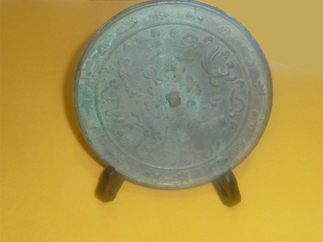 Flower and Bird Pattern Mirror: Five Generations