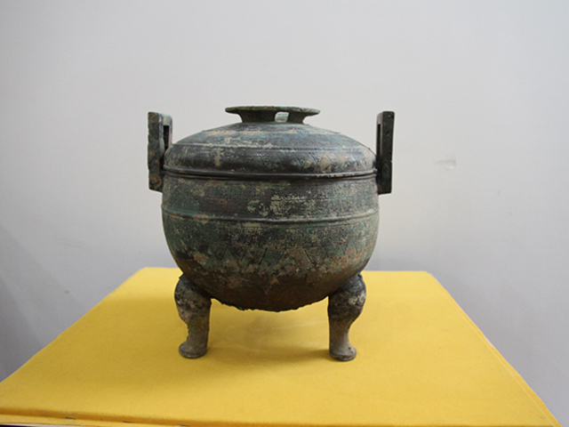 Bronze back pattern three-legged tripod Warring States