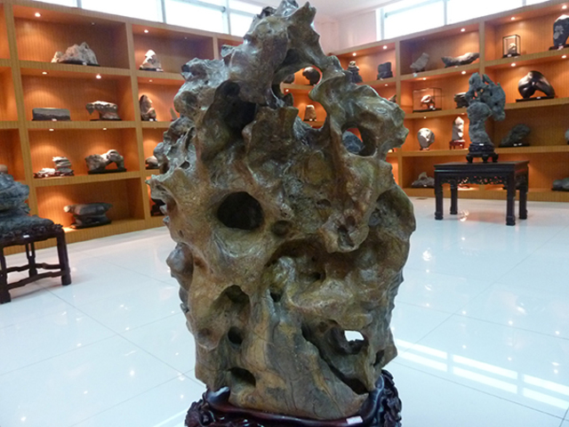 Exquisite and clear Taihu Lake stone